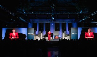 Anne Igartiburu presenta la 7ª Gala de los Premios AÚNA 2025 en una noche cargada de emoción, innovación y liderazgo