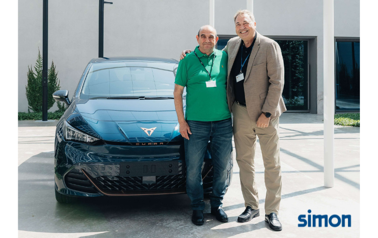 SIMON entrega el CUPRA Born al ganador de su campaña Smart Home para instaladores
