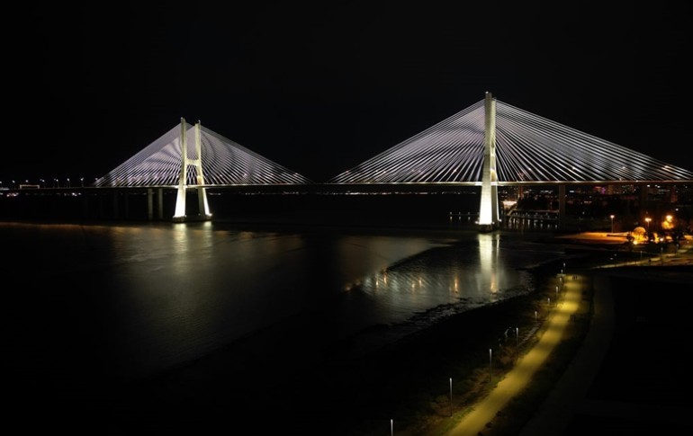 El icónico Ponte Vasco da Gama de Lisboa brilla con nueva luz gracias a Televés