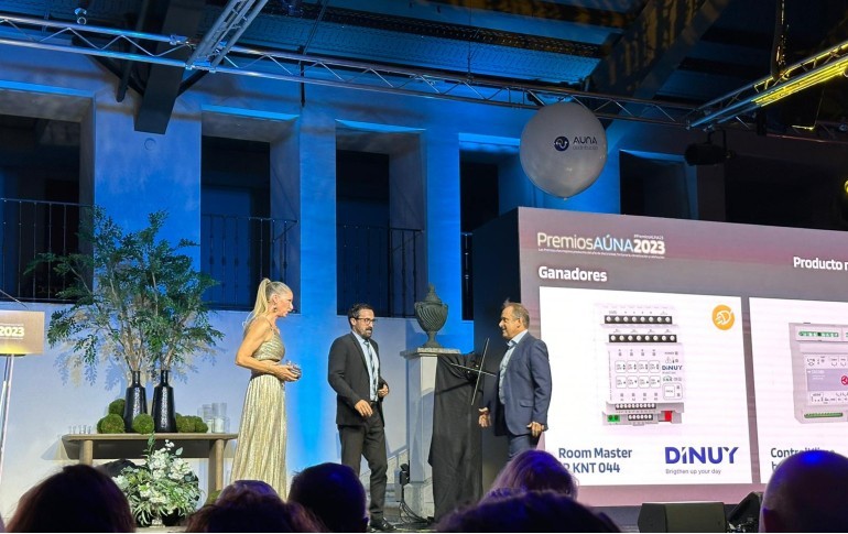 DINUY recibe el premio al Producto más Innovador en los premios  Aúna 2023