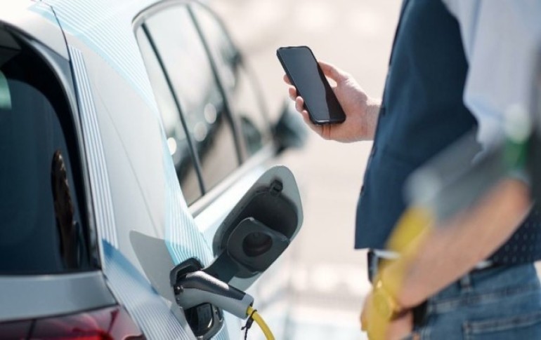 Schneider Electric ha lanzado el primer cargador de Vehículo Eléctrico que se conecta al sistema de gestión energético del hogar desde una sola app